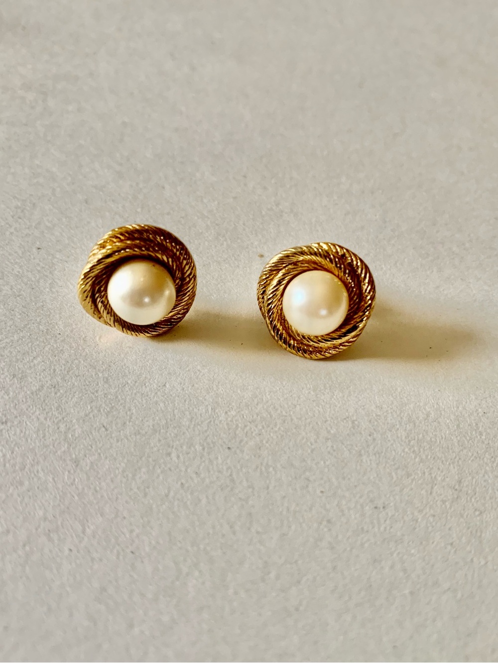 Classic Gold Pearl Circle Stud Earrings - Elegant Women's Jewelry